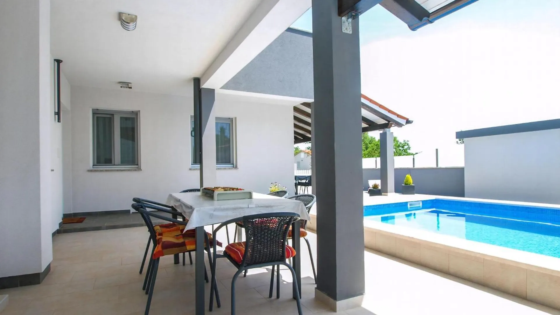 Villa Pikula Ferienwohnung Mit Gemeinsamem Pool Stinjan